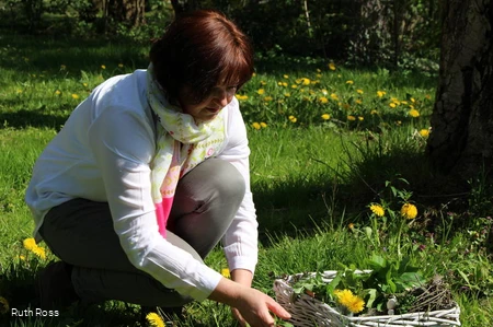 Ruth Ross, Wildkräuter- und Heilpflanzenpädagogin rund um Eslohe